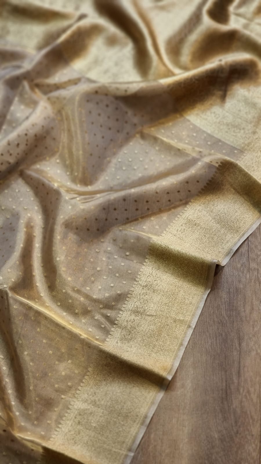 Handwoven pure banarasi kora tissue chunri buti saree  With blouse sleeves