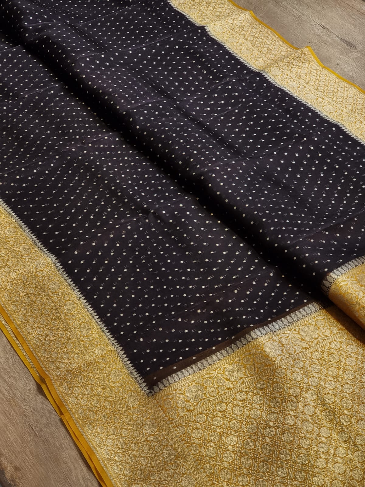 Handwoven Banarasi Pure Kora Silk Saree with contrast border Pallu and blouse with special tassels - Resham Wala