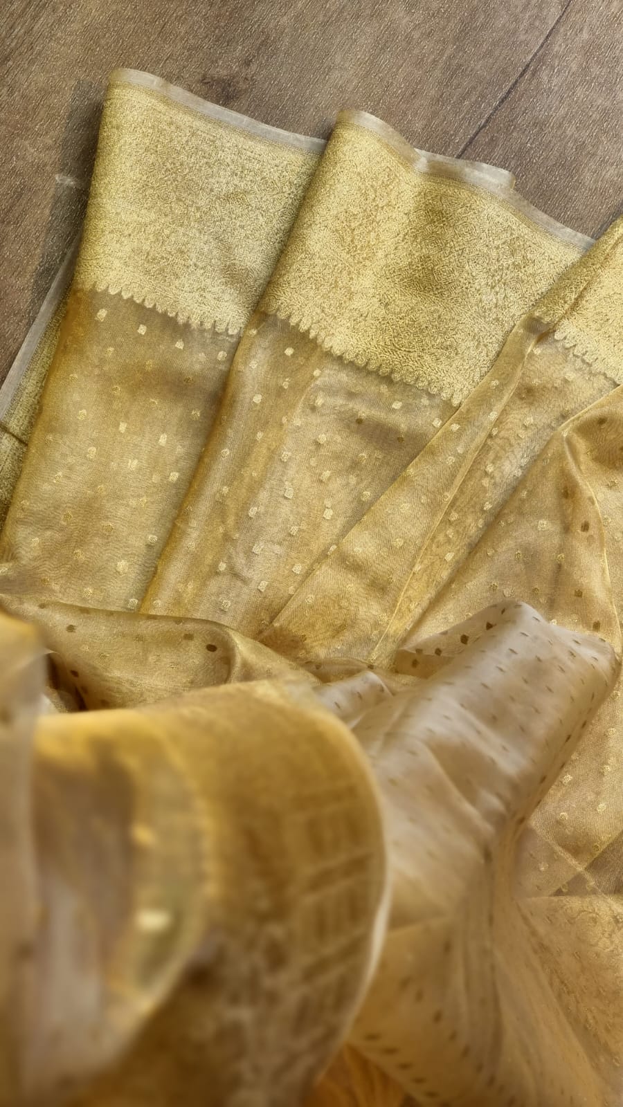 Handwoven Pure Banarasi Kora Tissue Chunri Buti Saree - chunri buti pattern detail