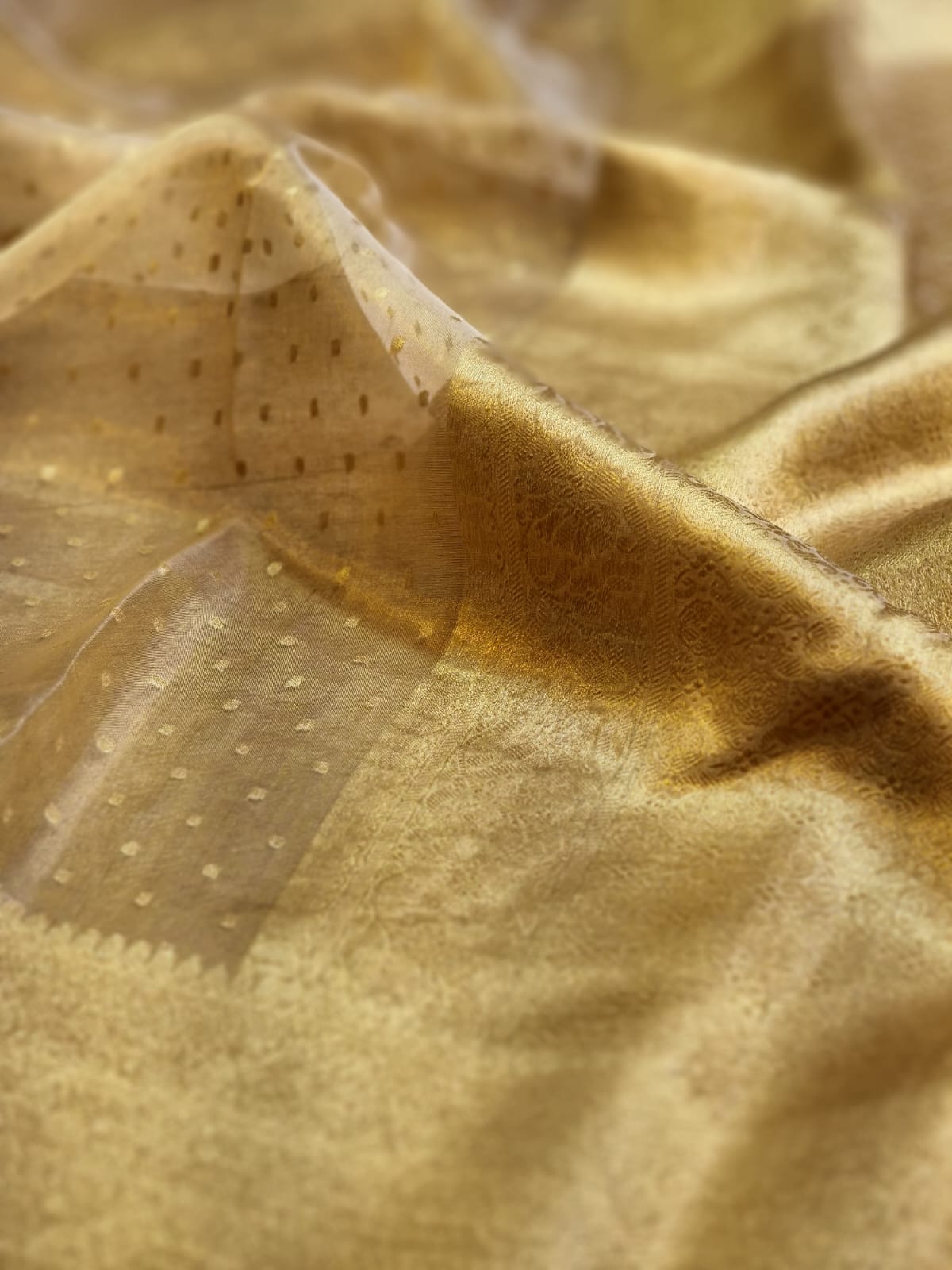 Handwoven Pure Banarasi Kora Tissue Chunri Buti Saree - fabric texture close-up