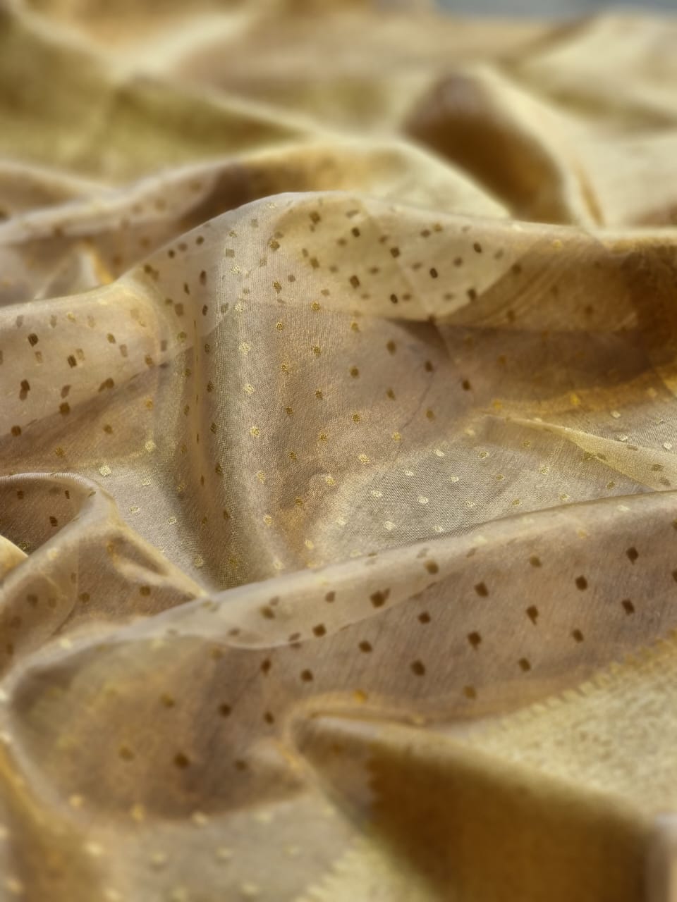 Handwoven pure banarasi kora tissue chunri buti saree With blouse sleeves - Resham Wala