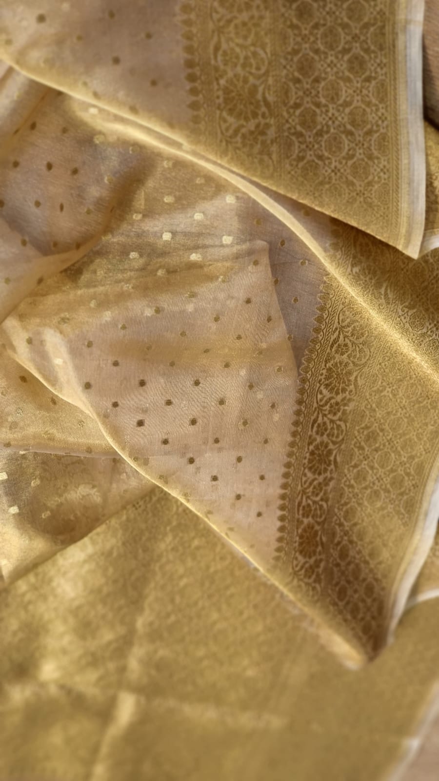 Handwoven Pure Banarasi Kora Tissue Chunri Buti Saree - blouse sleeve detail