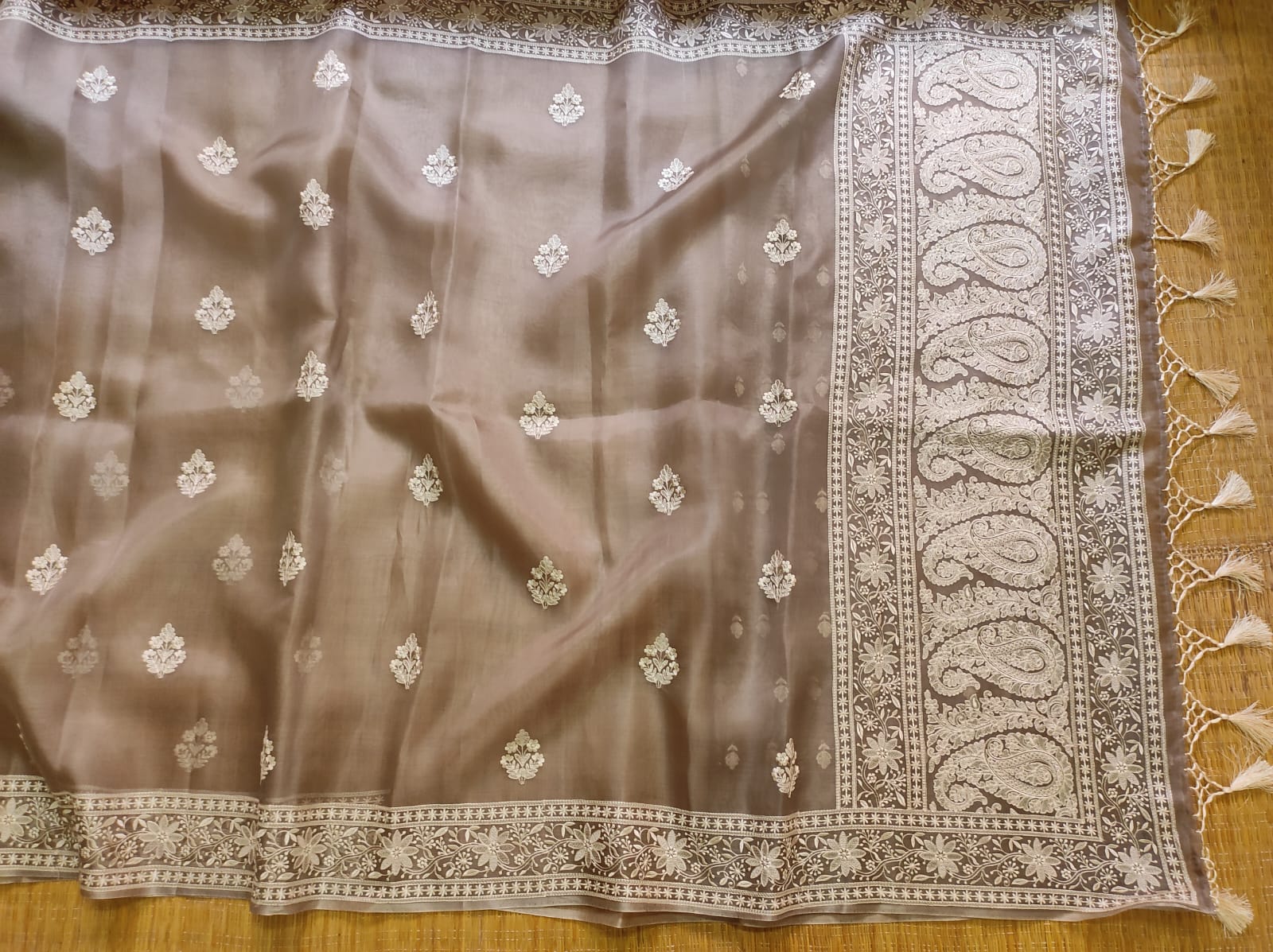 Pure Organza Silk Buta Border Saree - pallu buta detail