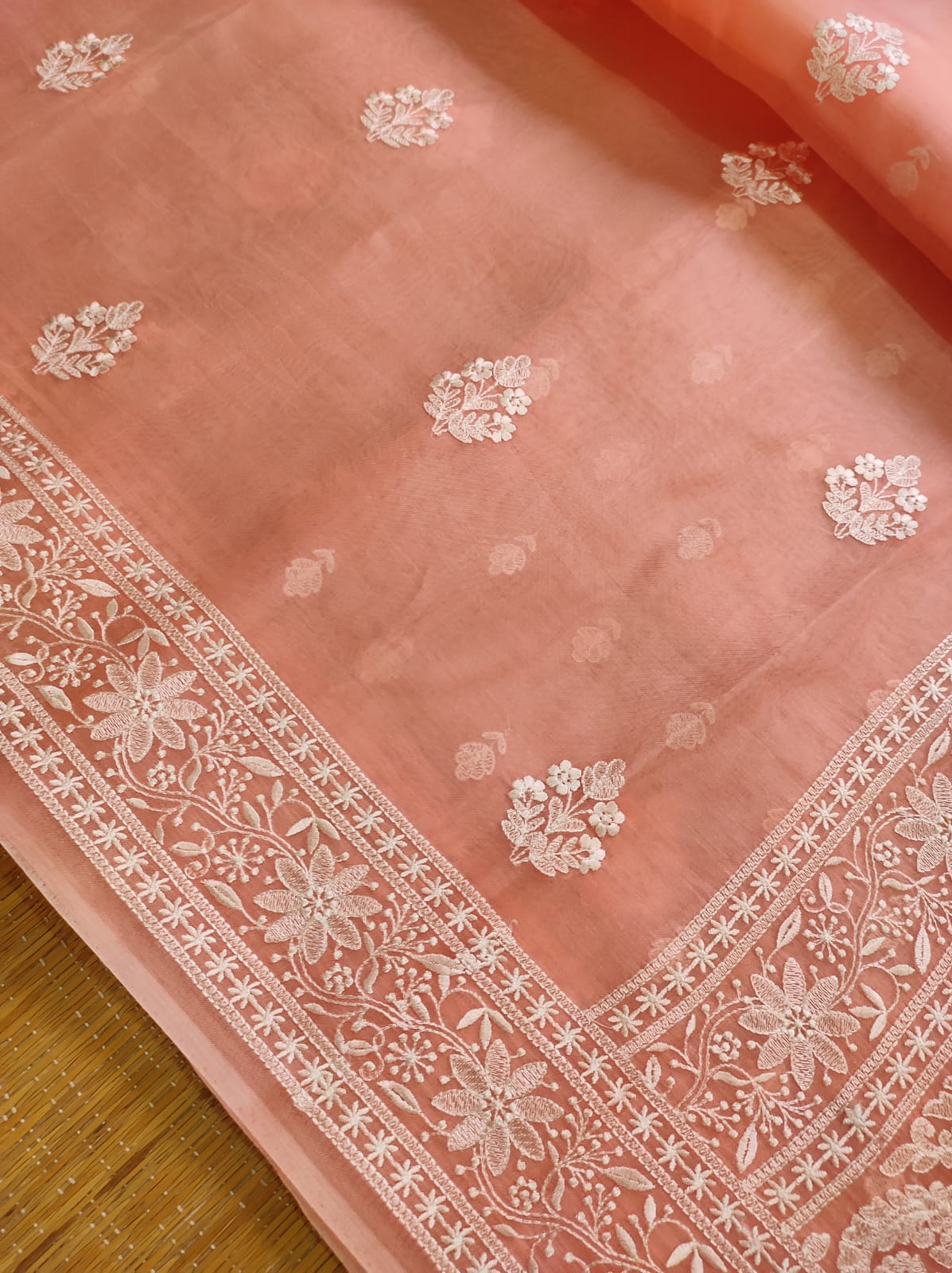 Pure Organza Silk Buta Border Saree - plain blouse detail