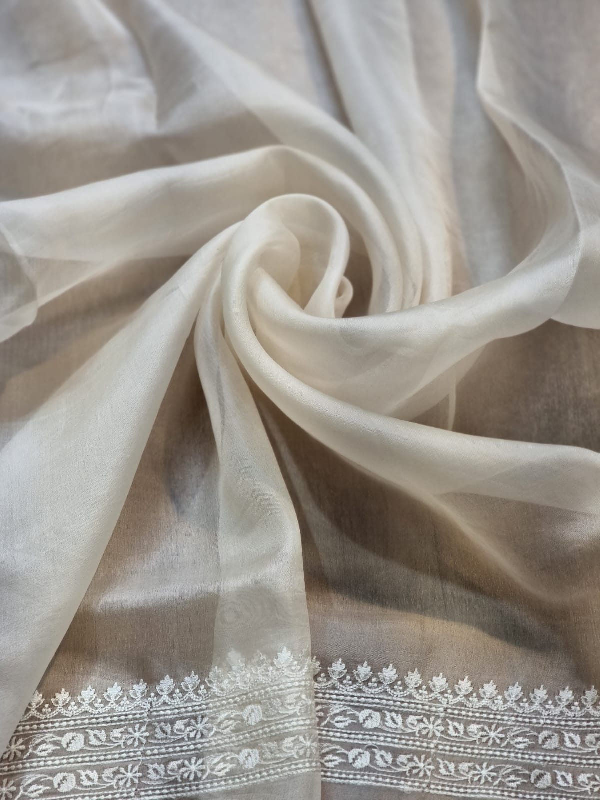 Pure Organza Silk Figure Latar Motif Saree - Offwhite shade